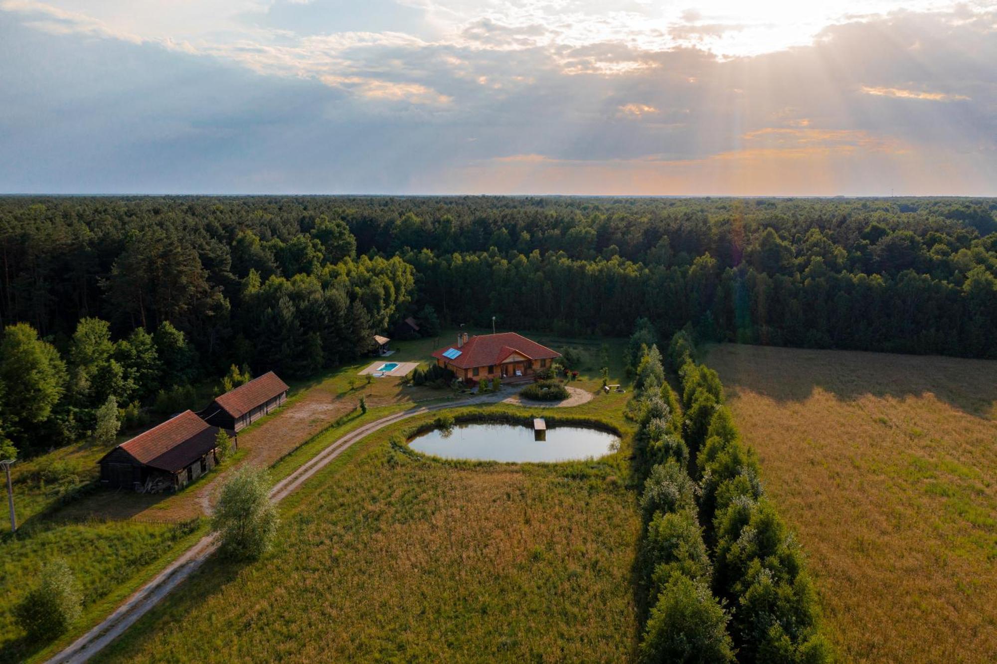 Dworek Ogrodniki: Rustic Retreat with Pool, Sauna, and Lakeside Charm Tuczna Exterior photo
